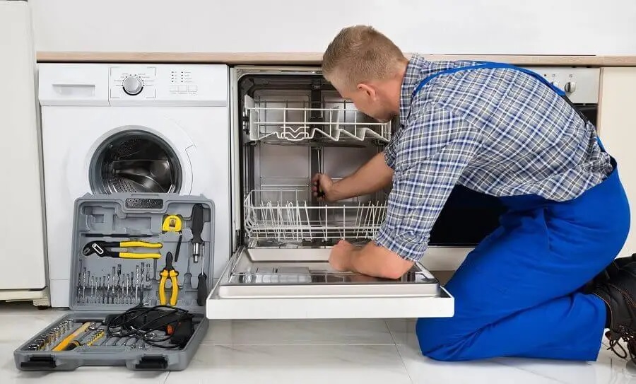 Kalecik Smeg servisi teknisyen ekibi beyaz eşya tamiri yaparken